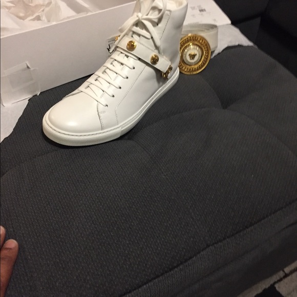 I’m selling a brand new man Versace tennis shoe 👟 - Picture 2 of 5
